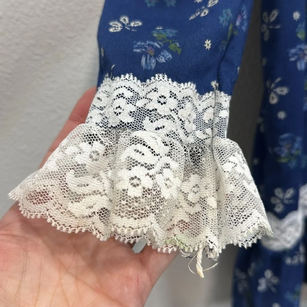 Montgomery Ward‎ vintage dress blue with lace cuffs and trim